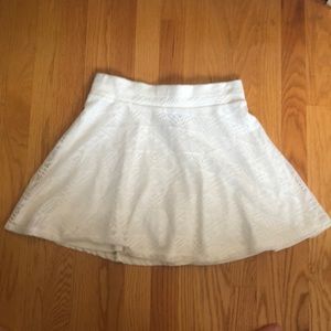 Flowy white tight waist skirt